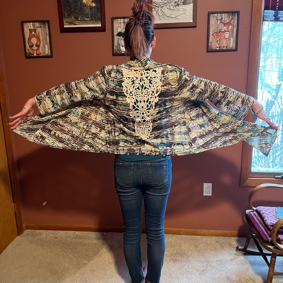 Woman’s Shaw open face, lace backing with gemstone accents, perfect cover up - Picture 5 of 5